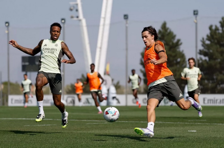 官方：皇马今日进行训练课，马斯坦托诺迎来加盟后首练