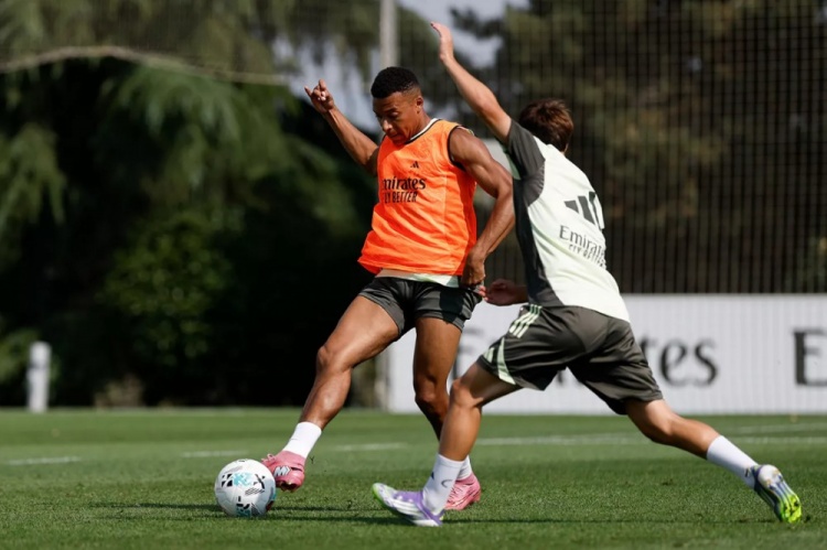 官方：皇马今日进行训练课，马斯坦托诺迎来加盟后首练