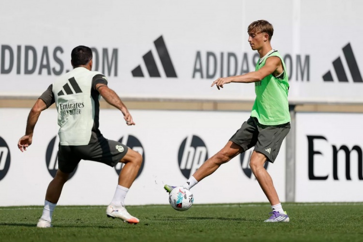 官方：皇马今日进行训练课，马斯坦托诺迎来加盟后首练