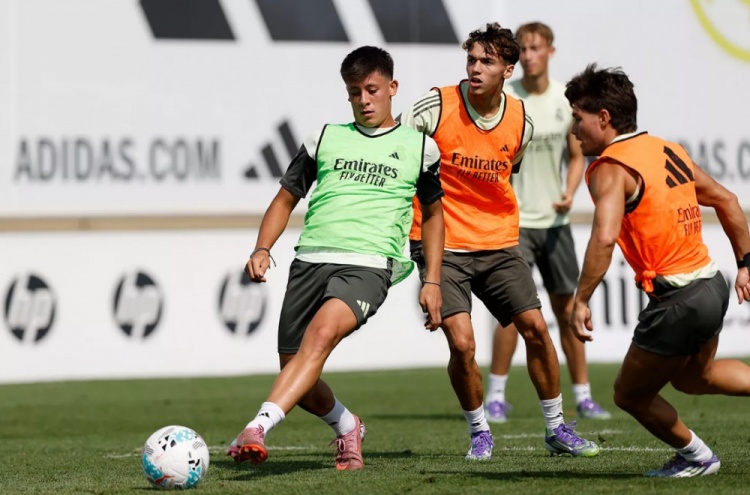 官方：皇马今日进行训练课，马斯坦托诺迎来加盟后首练