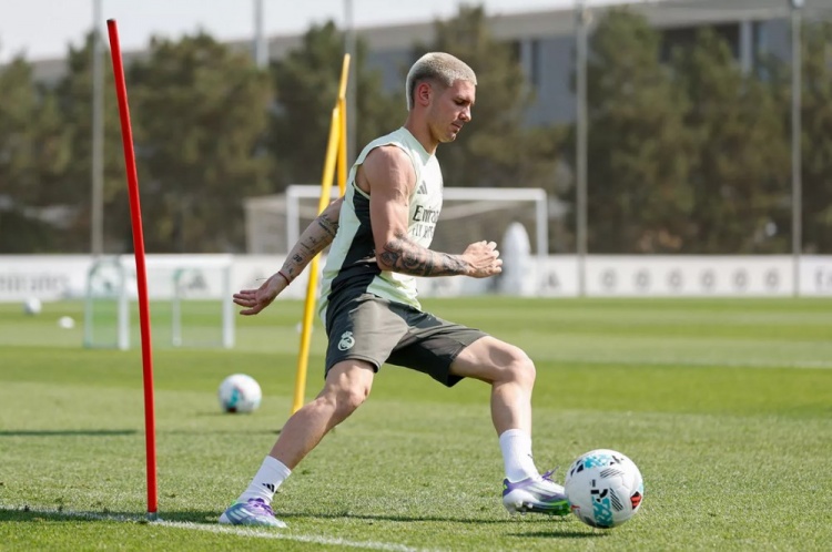 官方：皇马今日进行训练课，马斯坦托诺迎来加盟后首练