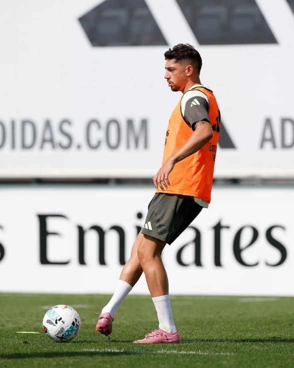 官方：皇马今日进行训练课，马斯坦托诺迎来加盟后首练