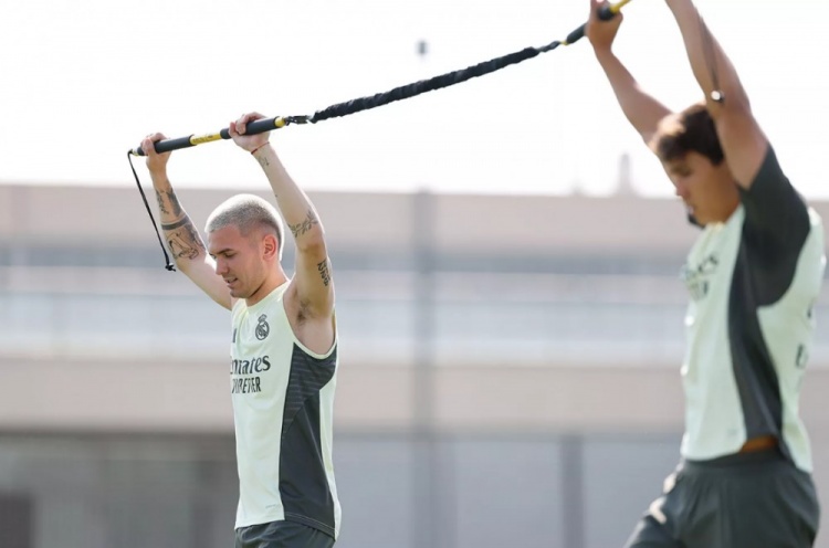 官方：皇马今日进行训练课，马斯坦托诺迎来加盟后首练